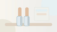 Illustration de jambes portant des bas de contention zippés à côté d’une carte de pharmacie stylisée.