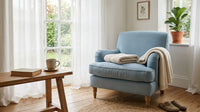 Fauteuil bleu et serviette dans un espace lumineux dédié à la détente à domicile.
