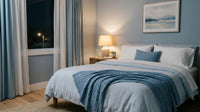 Chambre apaisante éclairée par une lampe de chevet, illustrant le confort nocturne