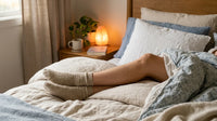 Jambes au repos le soir dans une ambiance calme pour illustrer le syndrome des jambes sans repos