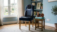 Siège Shiatsu Confort+ installé sur une chaise bleue et coussin massant brun posé sur la serviette turquoise à droite.