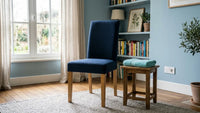 Chaise à dossier haut près d’une prise et d’une table en bois pour préparer une installation de massage à domicile.