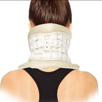 collier de décompression cervicale femme vue de dos